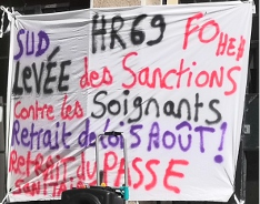 Banderole : levée des sanctions contre les soignants, retrait de la loi du 5 aout, retrait du pass sanitaire