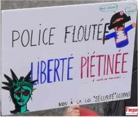 Pancarte « Police floutée, liberté piétinée »