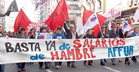 Banderole "Basta ya de salarios de hambre affur" ("Assez de salaires de famine") - Photo PIT-CNT